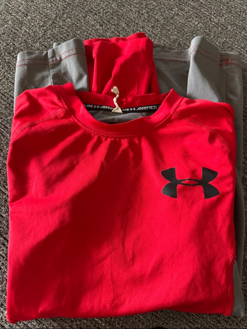 Under Armour Kids Red Long Sleeve
Fitted Heat gear size L